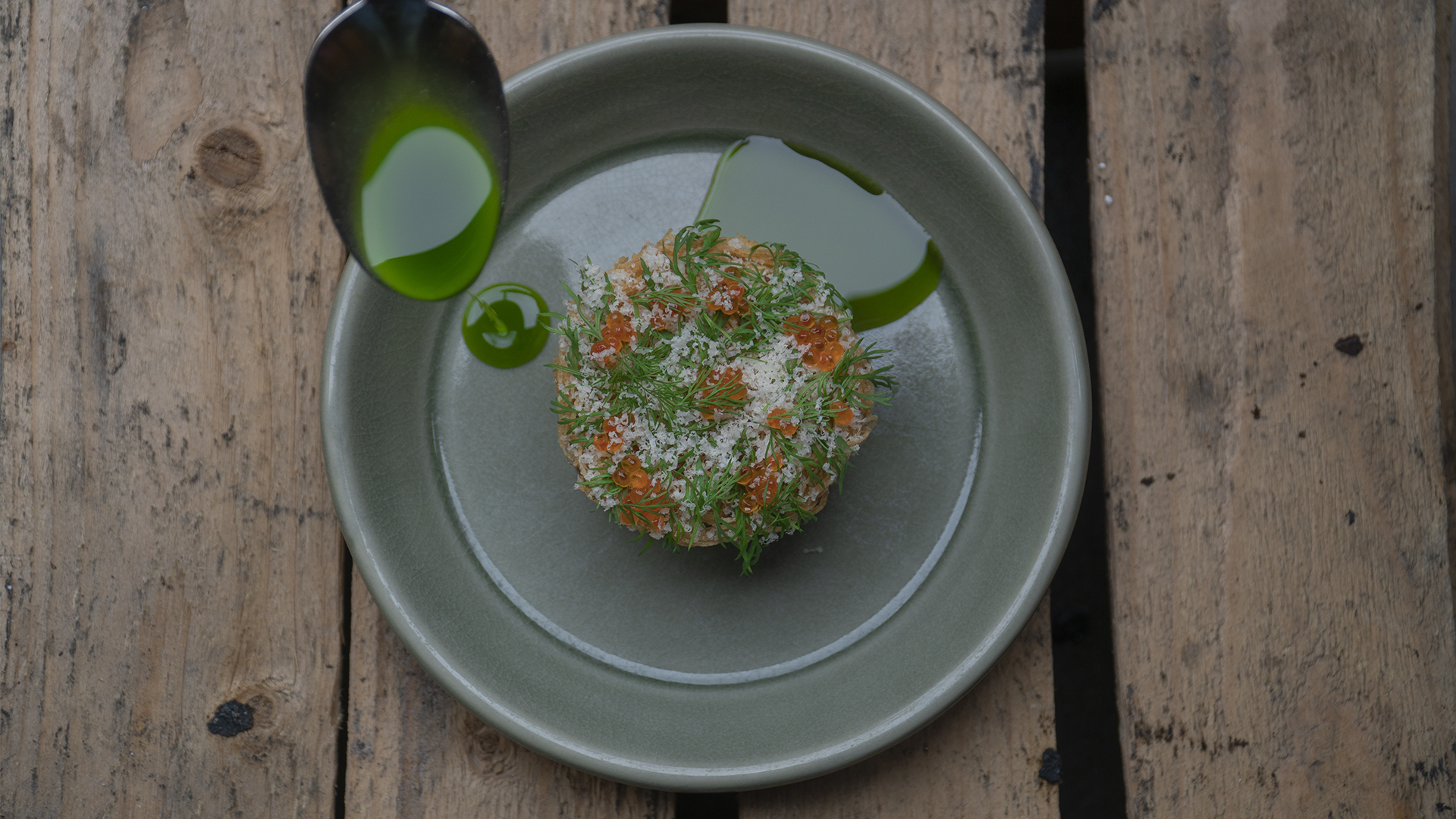 Smoked arctic char with butter baked potatoes, trout roe and pickled mustard seeds - Recept hos AVEQIA Stockholm