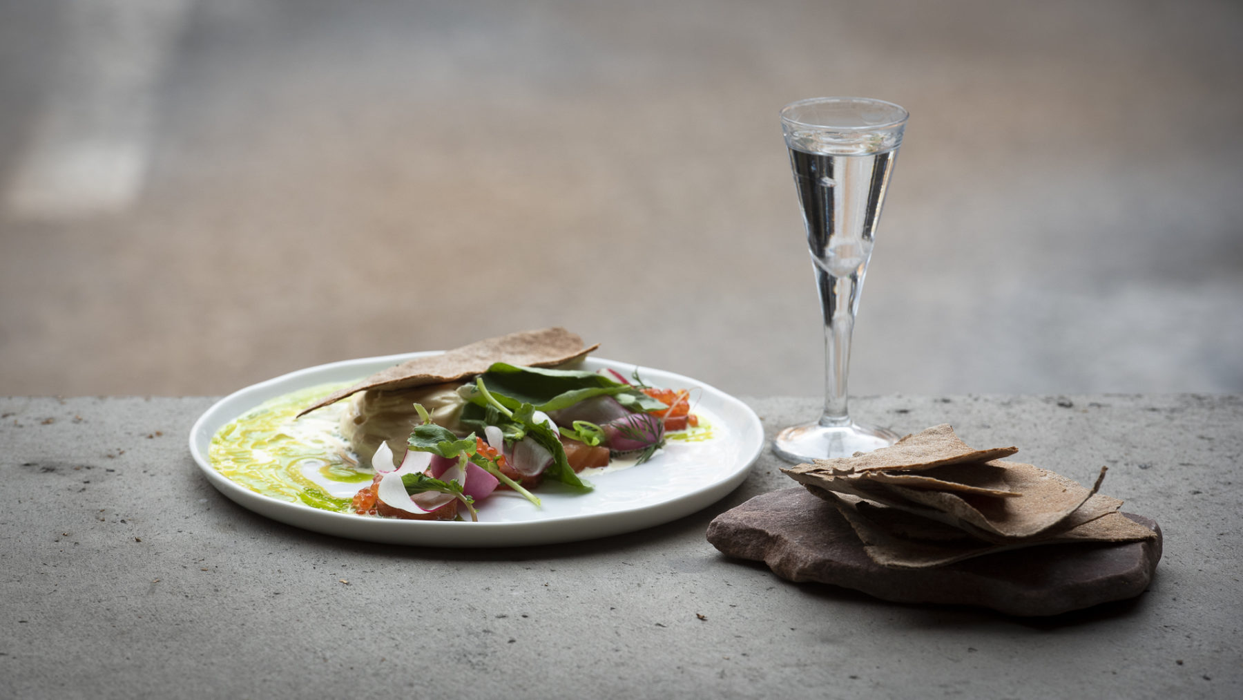 Cured salmon with horseradish, radish, crisp bread and brown butter - Recept hos AVEQIA Stockholm
