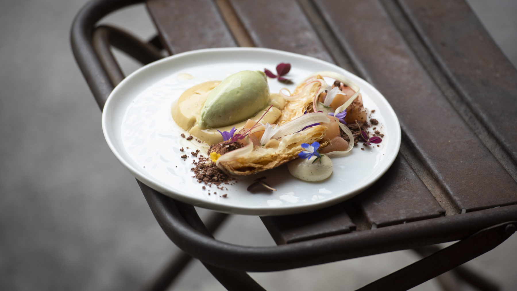 Baked rhubarb with puff pastry, vanilla custard, chamomile and chocolate crunch - Recept hos AVEQIA 
