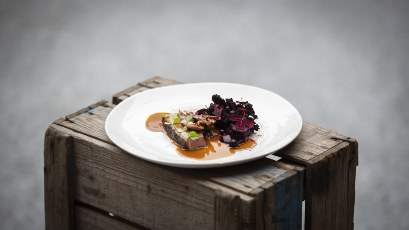 Spicy cornfed duck with red cabbage, port wine jus, fennel smoked black currant jelly and crispy kale - Recept hos AVEQIA Stockholm