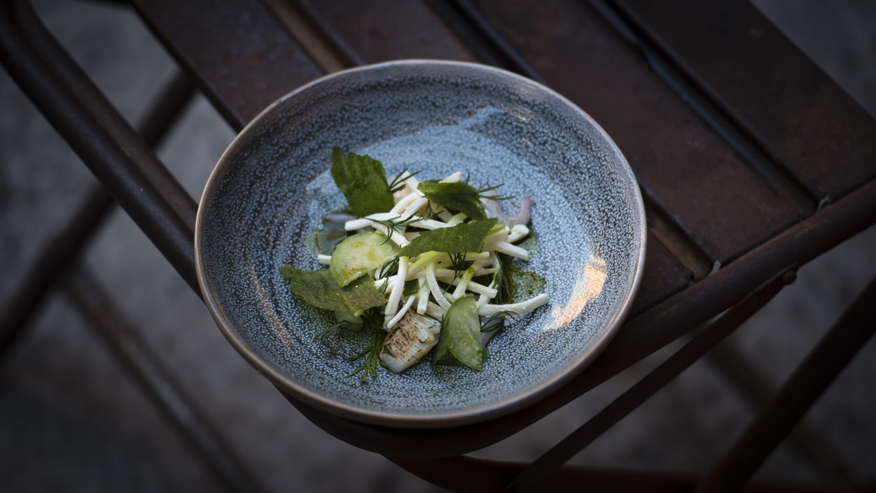 Grilled scallop with raw shrimp, tomatillo and spinach crisp - Recept hos AVEQIA Stockholm