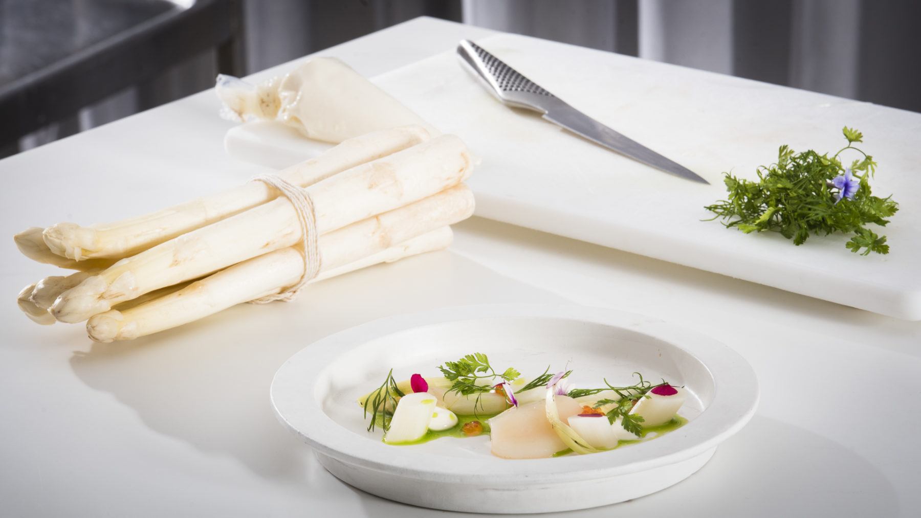 Infused white asparagus with scallop, yuzu mayonnaise and trout roe - Recept hos AVEQIA Stockholm