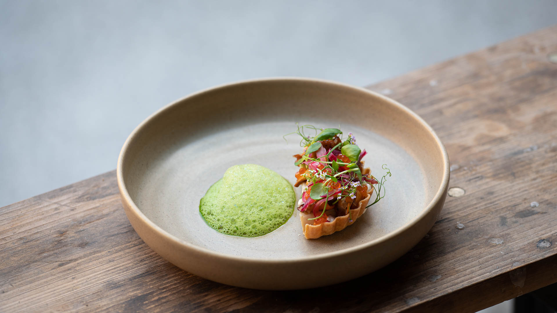 Mushroom tartlette with Chawanmushi, pickled onions and pea shoot foam - Recept hos AVEQIA Stockholm