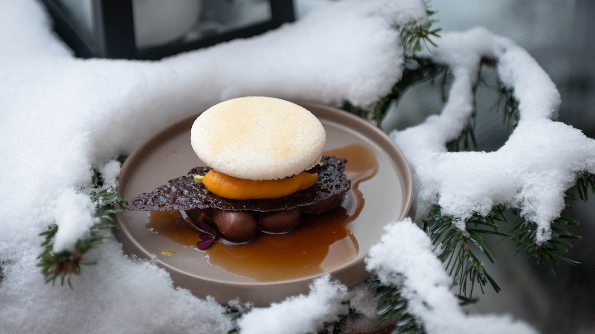 Orange macaron with sea buckthorn sorbet, variation of chocolate and marinated blood orange - Recept